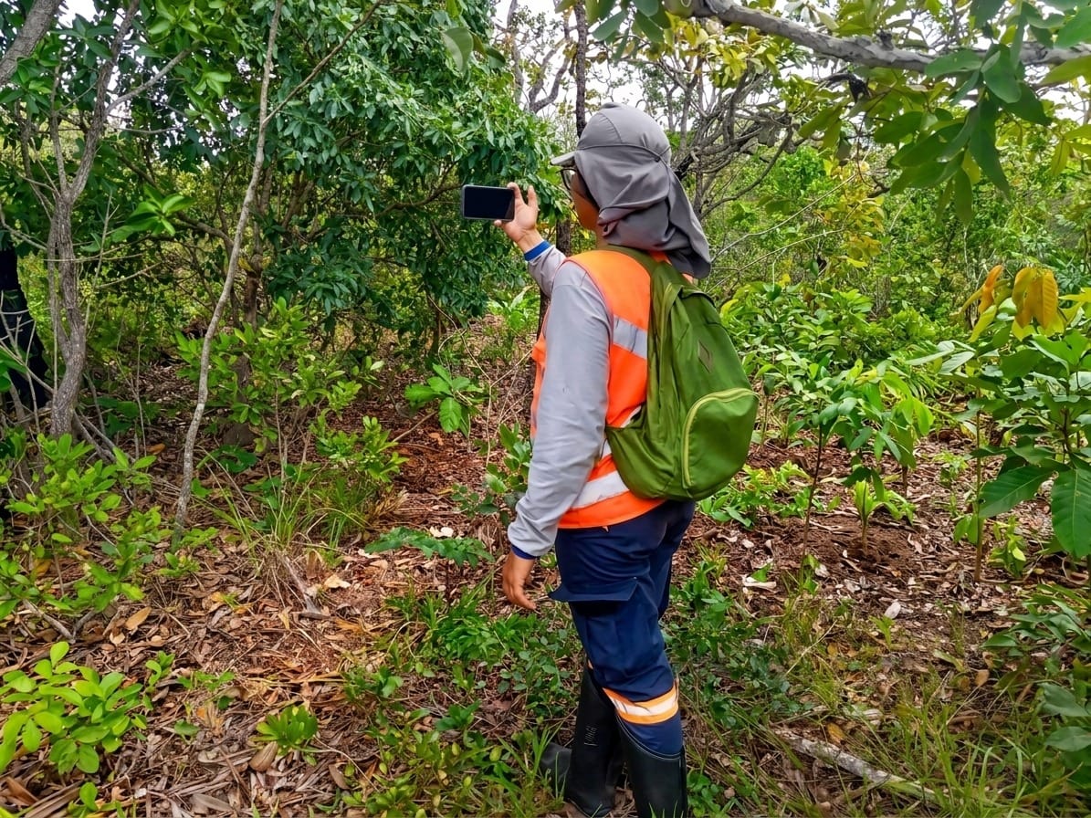Profissional da Mahin acompanhando atividade ambiental em campo