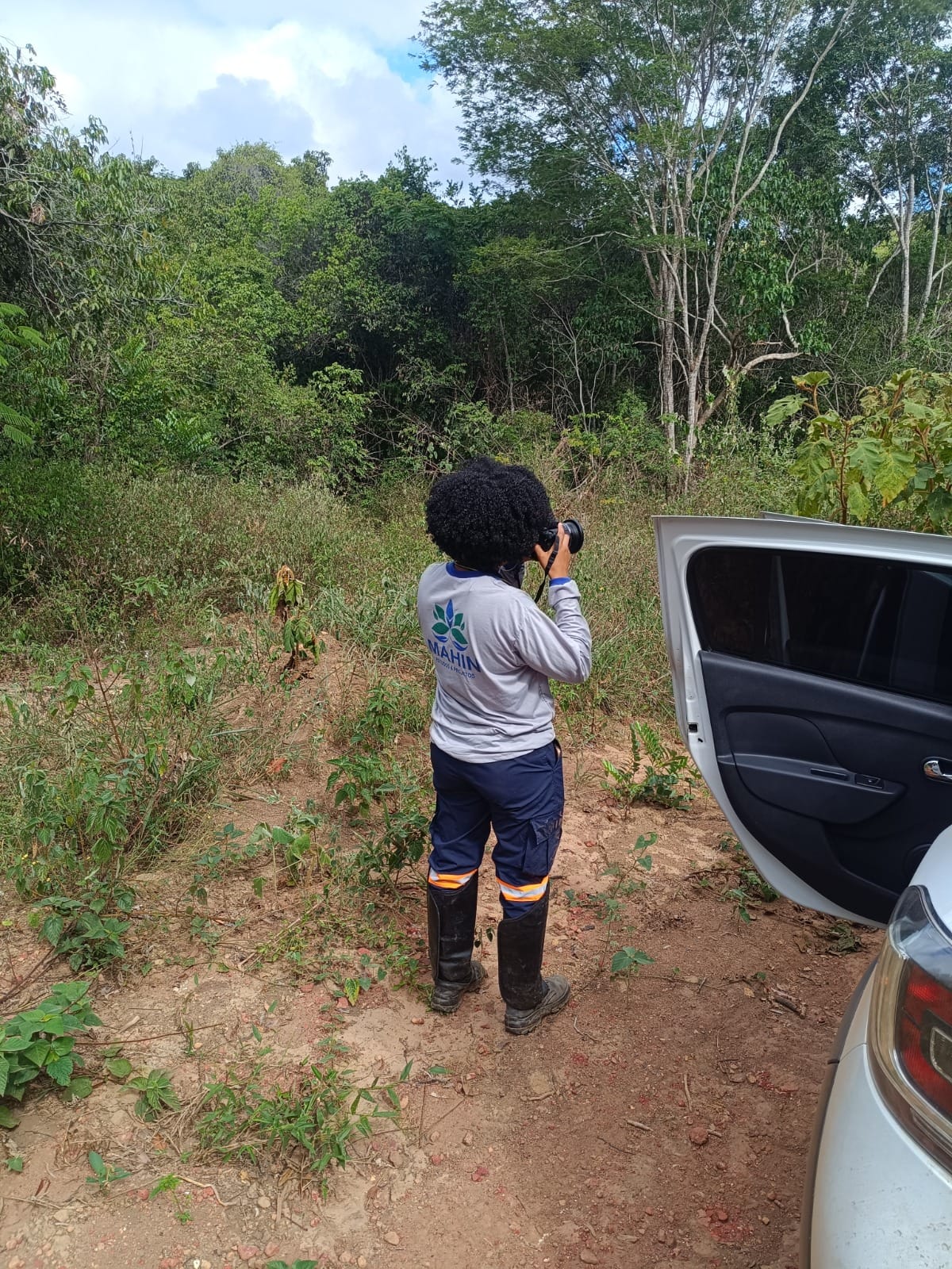 Equipe da Mahin realizando vistoria ambiental em área de vegetação